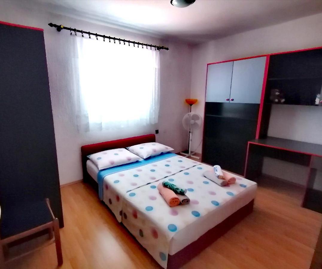 Apartman Canaki Splitska Esterno foto